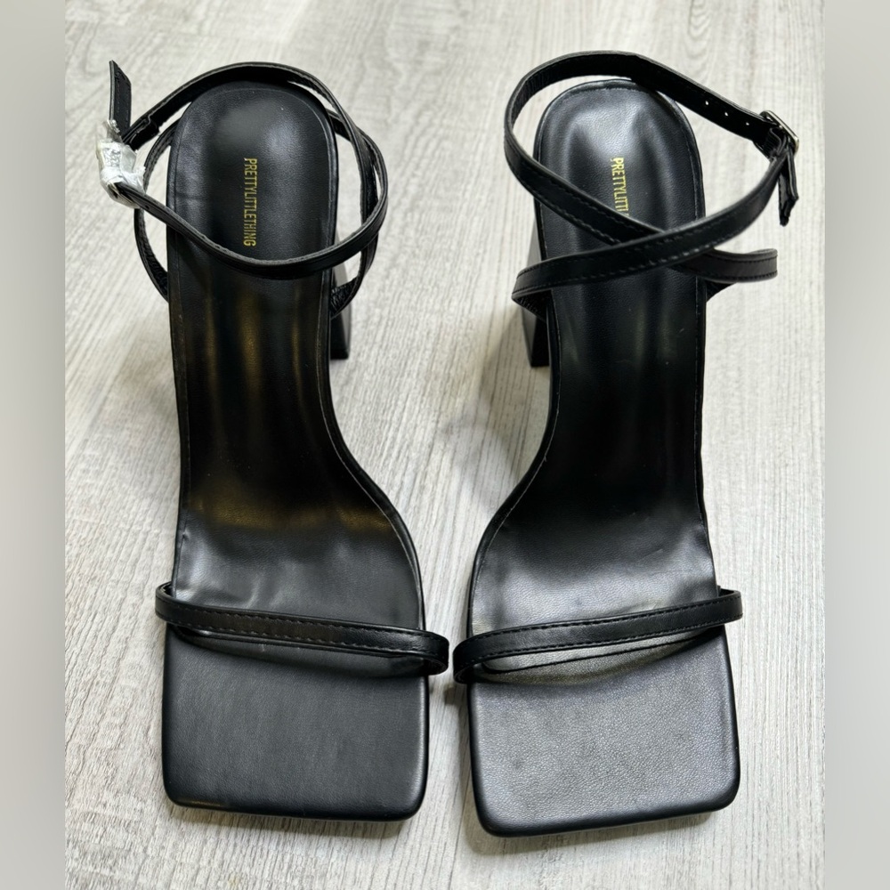 NWOT Pretty Little Thing Black Square Toe Strappy Block Heeled Sandals. Size 8.